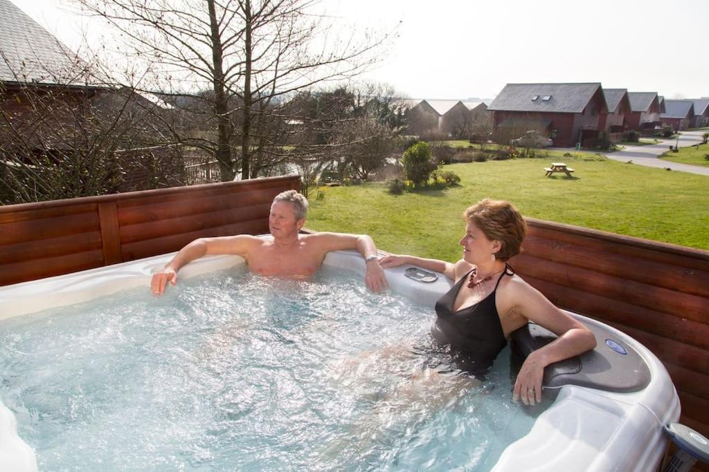 Skylark Sleeps 8 Private Hot Tub & Dogs Welcome Nr Padstow, Resort Pool Bar & Watersports سانت كولوم ميجُر المظهر الخارجي الصورة