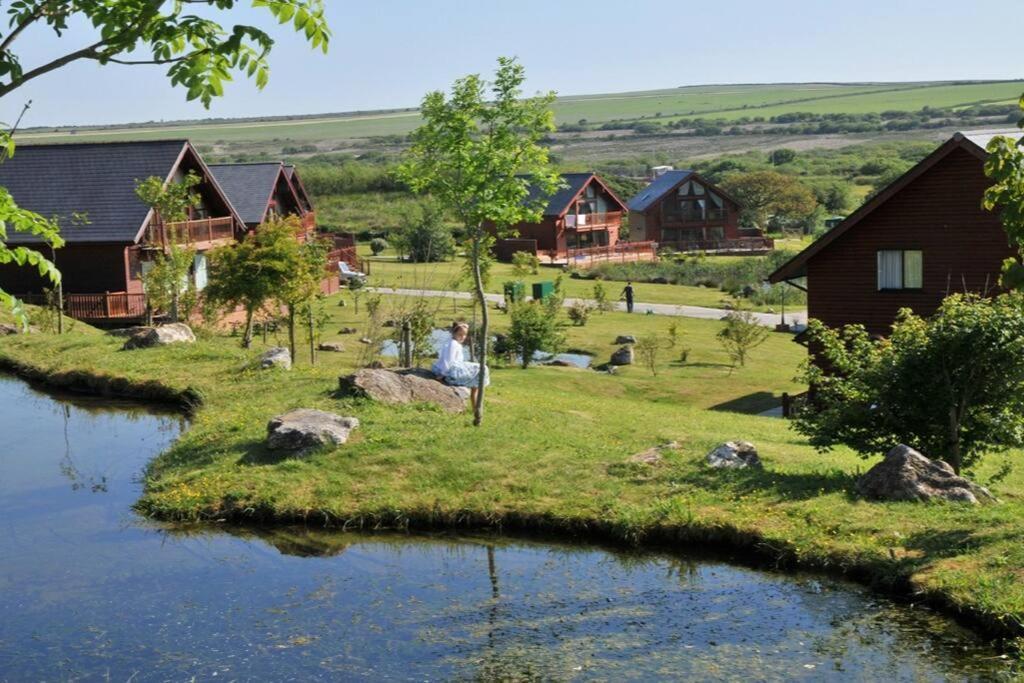 Skylark Sleeps 8 Private Hot Tub & Dogs Welcome Nr Padstow, Resort Pool Bar & Watersports سانت كولوم ميجُر المظهر الخارجي الصورة